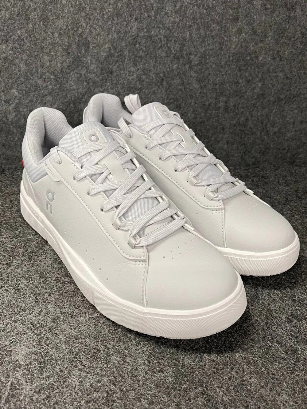 ON On The Roger Advantage Sneakers Women's Size 7.5 Wolf Glacier New in Box